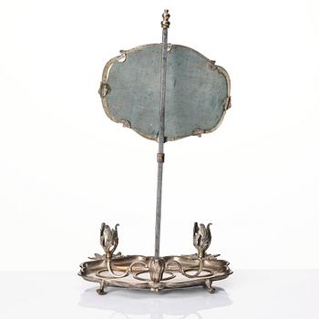 Kungligt skrivställ, för två ljus, argent haché, av Anders Högberg, Stockholm (stämplade 1768). Rokoko.