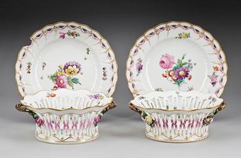 GALLERKORGAR med FAT, ett par, porslin. Royal Copenhagen, Danmark, 1900-tal.