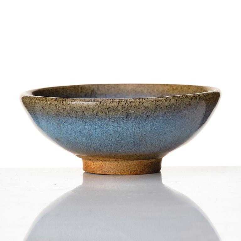 A Jun glazed bowl, Ming dynasty (1368-1644).