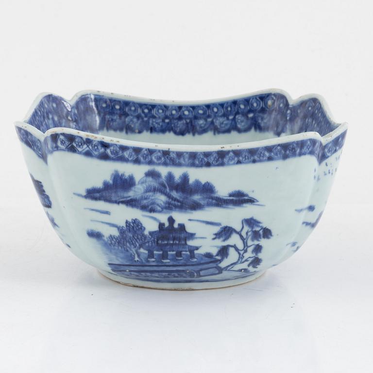A blue and white porcelain blowl, China, Qingdynasty, first half of the 19th century.