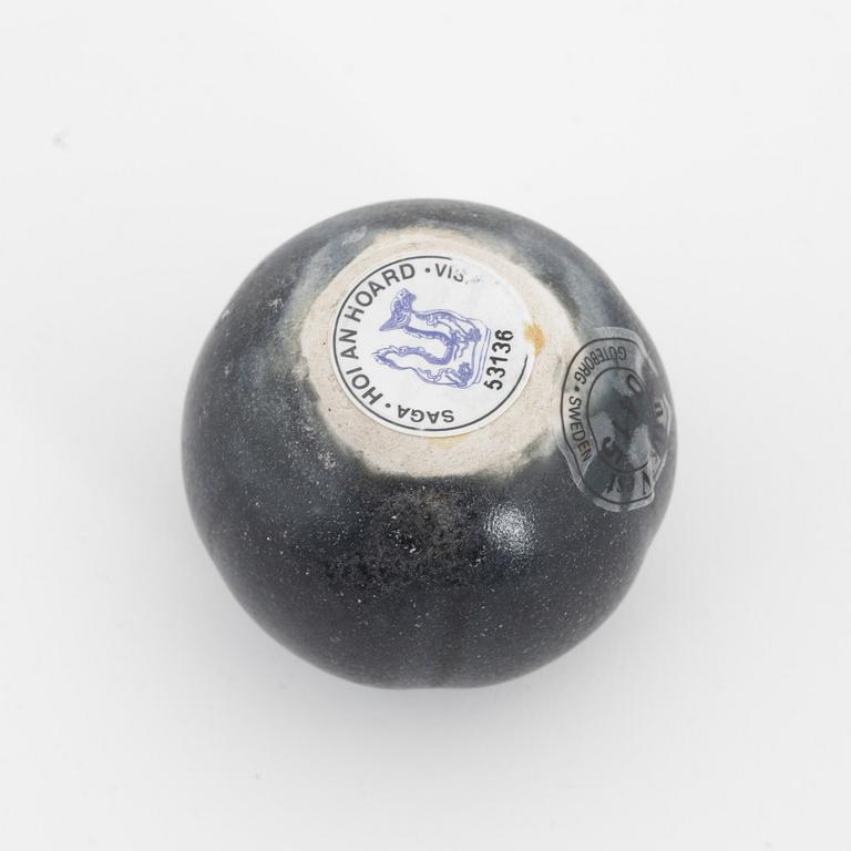 A Vietnamese small ceramic vase, 15th/16th century, "Hoi An".