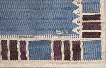 Barbro Nilsson, Matta, "Salerno blå med enkel bård", rölakan, ca 332 x 212 cm, signerad AB MMF BN.