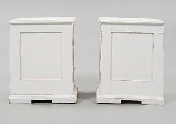 SÄNGBORD, ett par, omkring 1900-talets mitt.