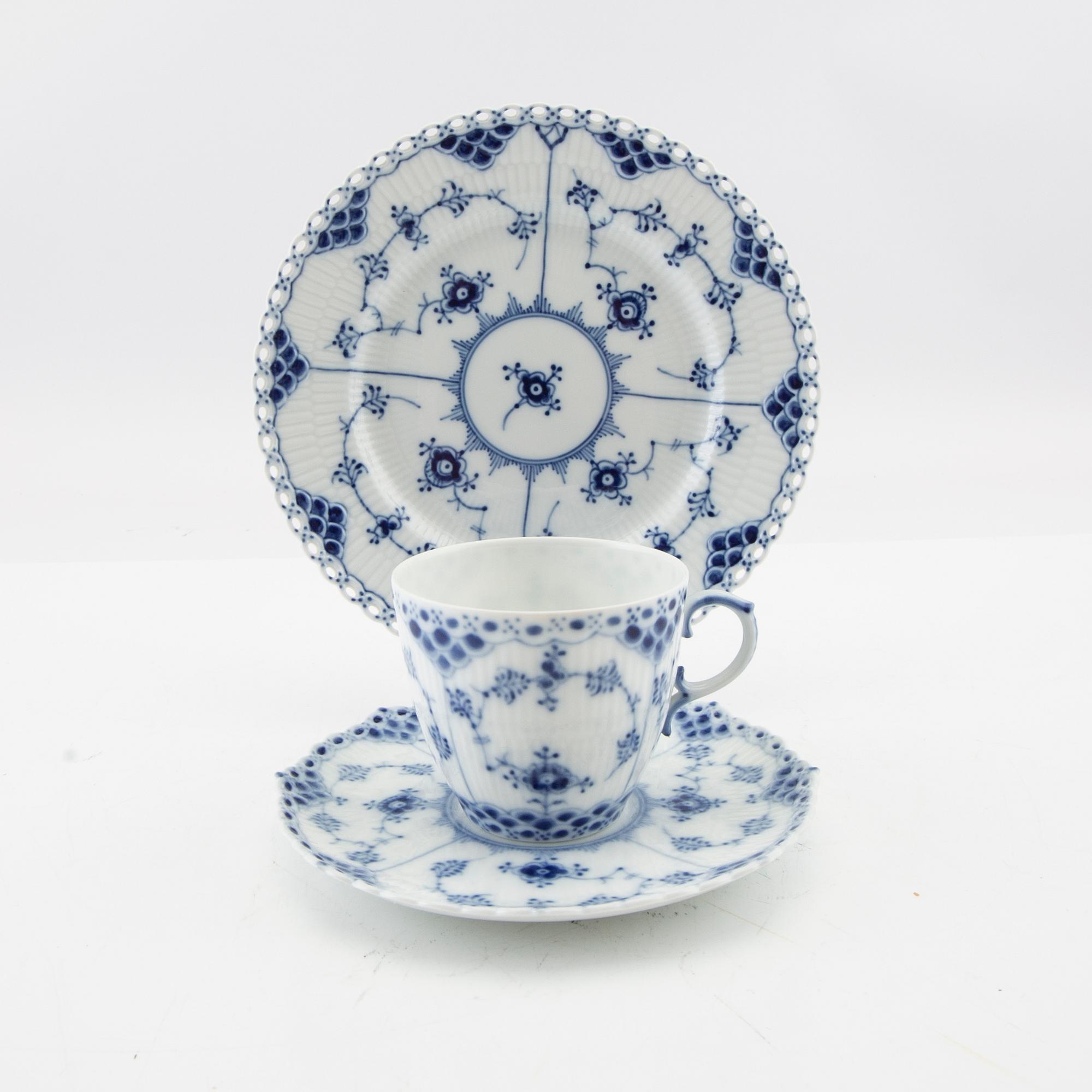 Royal Copenhagen, servisdelar, 15 st, porslin, "Musselmalet hel- och havblonde", Danmark.