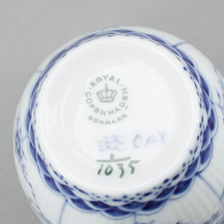 SERVISDELAR, 84 stycken, porslin, Musselmalet, Royal Copenhagen.