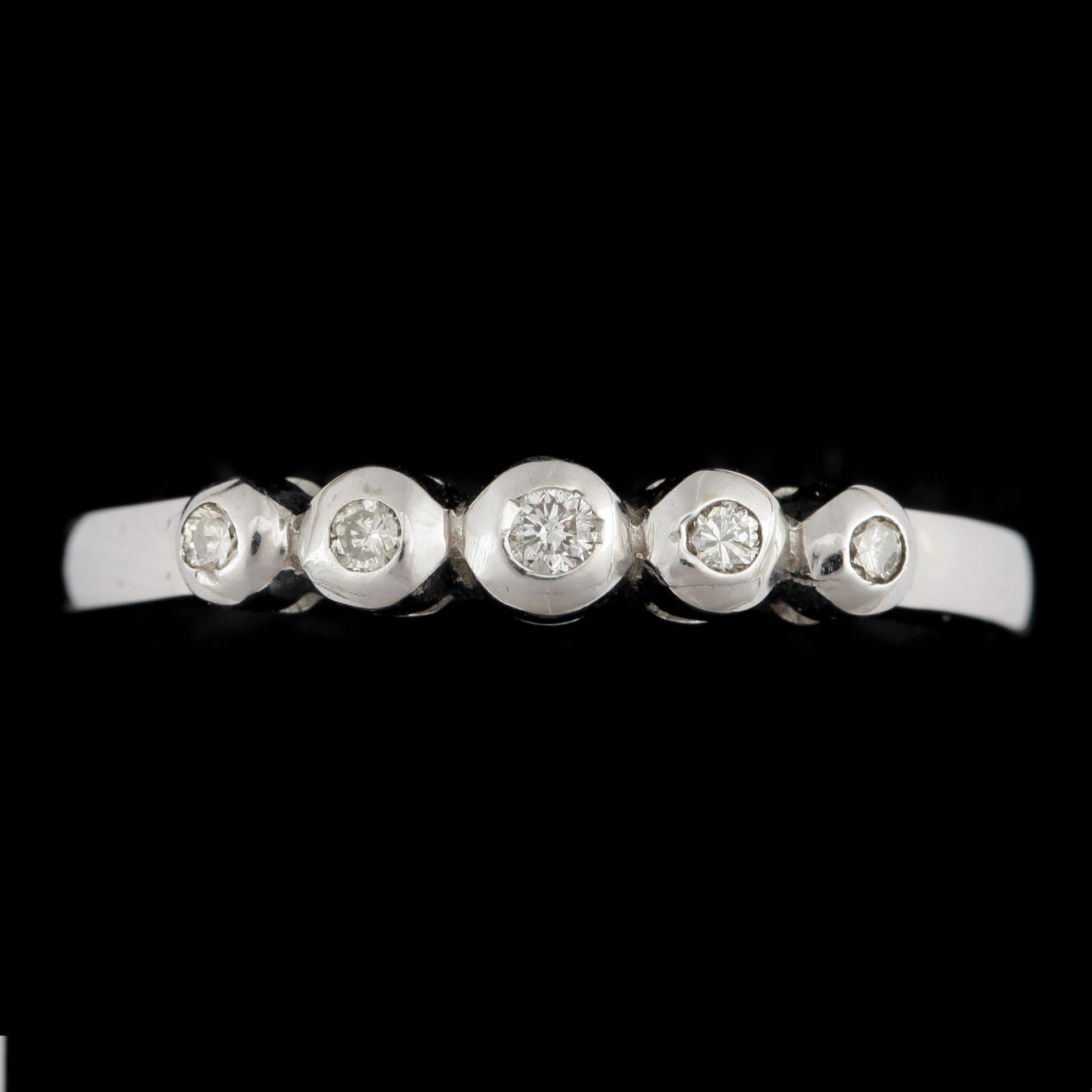 RING, 14k vitguld med briljantslipade diamanter, tot ca 0,06 ct. Vikt ca 2,6 gram.