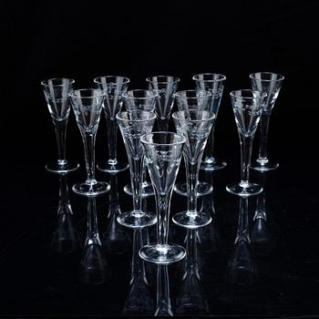 SNAPSGLAS, 12 st, och VITVINSGLAS,  12 st, "Antik", Reijmyre Glasbruk.