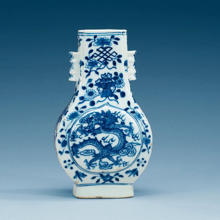 A blue and white vase, late Qing dynasty.