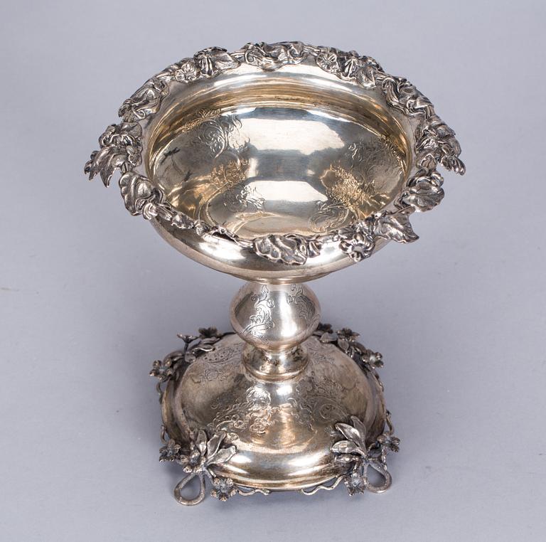 KONFEKTSKÅL PÅ FOT, silver, Petter Wigren, Malmö, 1855. Vikt ca 516 g.