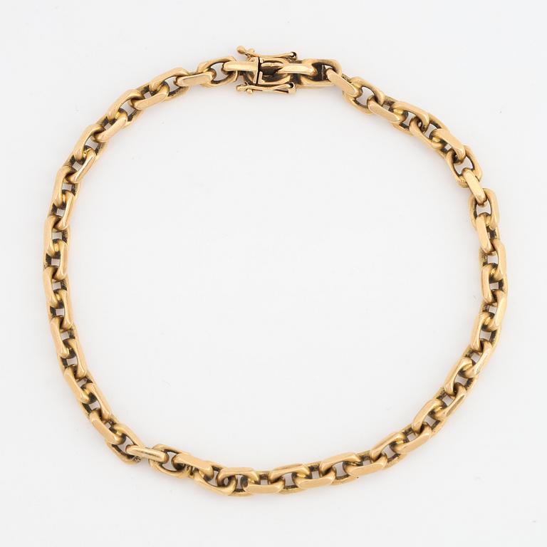 18K gold bracelet.