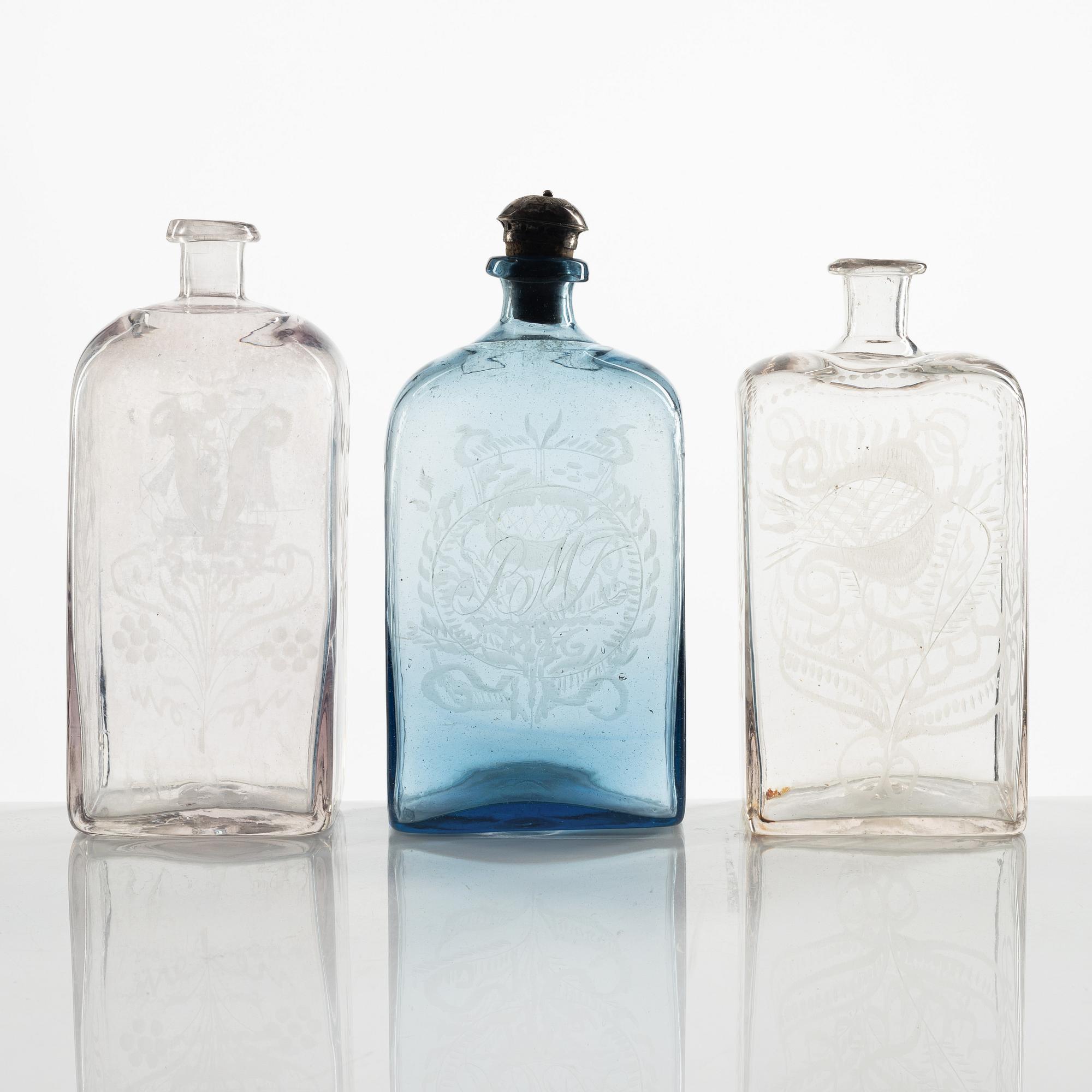 Brännvinsflaskor, tre stycken, bland annat Cedesbergs glasbruk, 17/1800-tal.