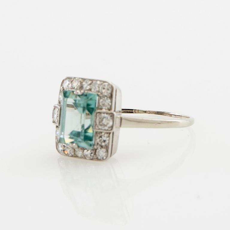 Ring 18K white gold set with a light blue zircon, as well as round brilliant and single-cut diamonds.