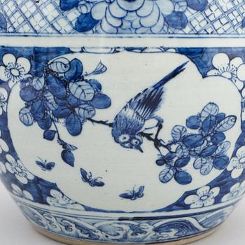 A blue and white flower pot, Qing dynasty, 19th century.