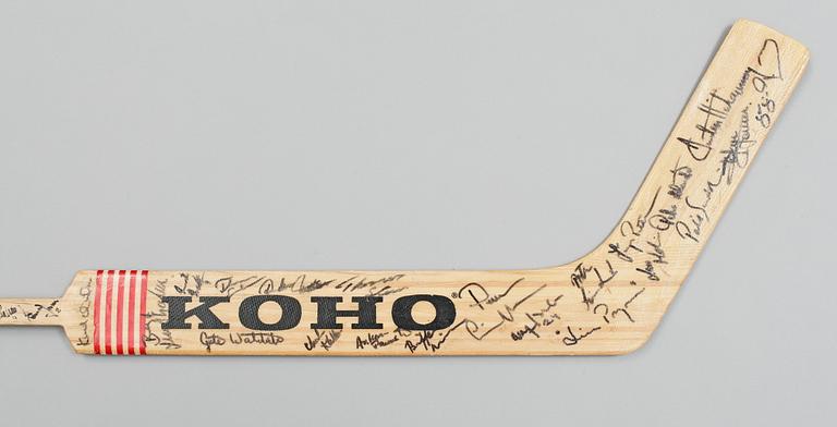 PELLE LINDBERGS MÅLVAKTSKLUBBA, med autografer från svenska landslaget Tre Kronor. Bland annat Pelle Lindbergh.