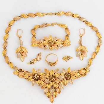 Necklace, a pair of earrings, ring, bracelet, 18K gold in three colours.