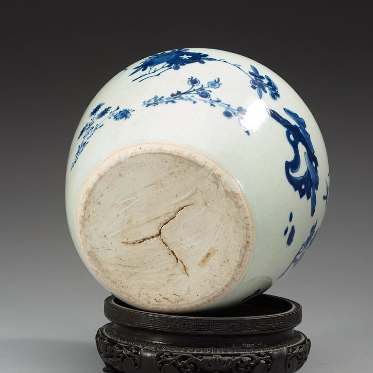 A blue and white Transitional jar, 17th Century.