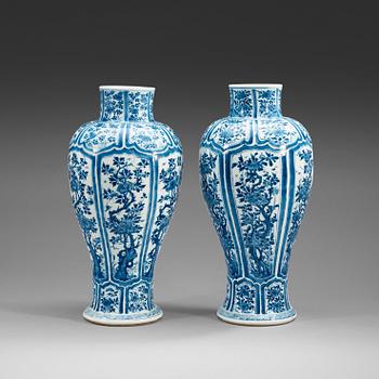 A pair of blue and white vases, Qing dynasty, Kangxi (1662-1722).