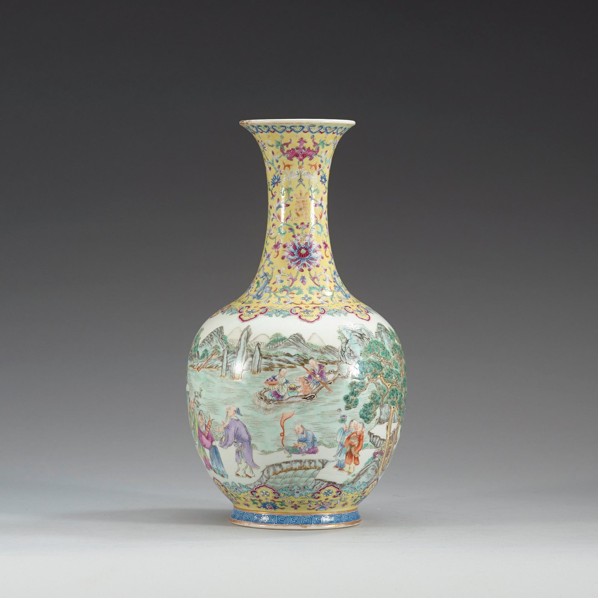 VAS, porslin. Troligen Republik, 1900-tal, med Qianlong sigillmärke.