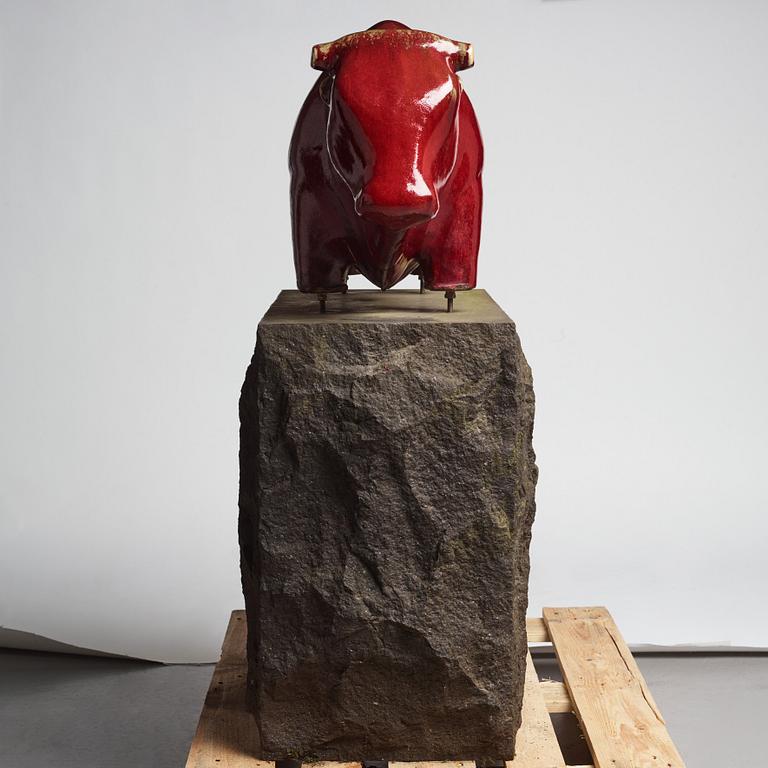 Ulla & Gustav Kraitz, a stoneware sculpture of a bull, Förslöv, Sweden, on a diabase pedestal.