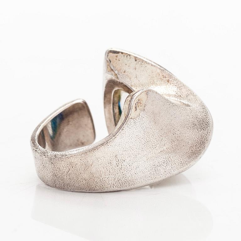 Björn Weckström, sormus, "Ara" sterlinghopeaa ja akryylia, Lapponia 1975.