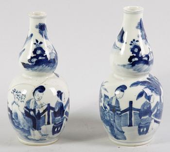 VASER, ett par. Porslin. Kina, Kangxi-stil.