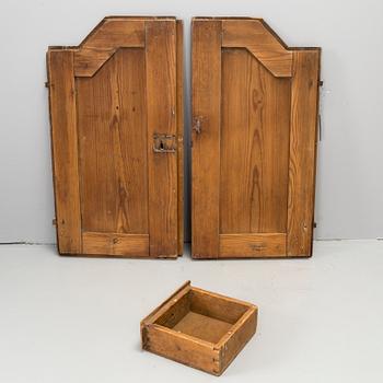 SKÅPDÖRRAR, ett par, samt en låda, Anders Ädel, 1800-talets första hälft.