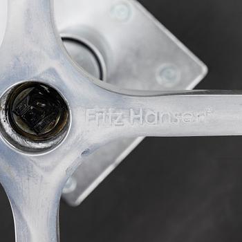 Arne Jacobsen, fåtölj, "Svanen", Fritz Hansen, 2006.