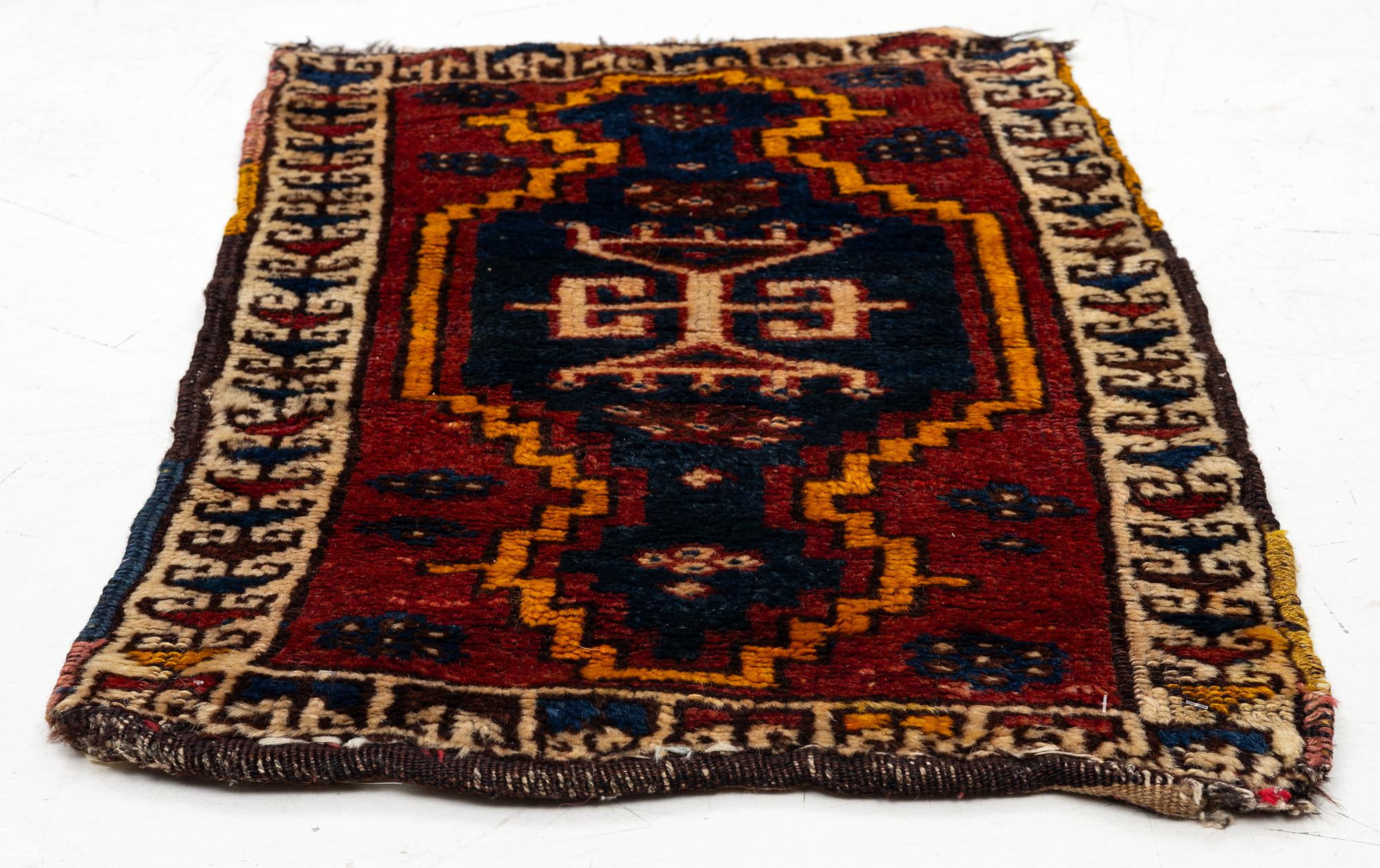 A saddlebag face, antique Maraş, Eastern Anatolia, approx. 83 x 49 cm.