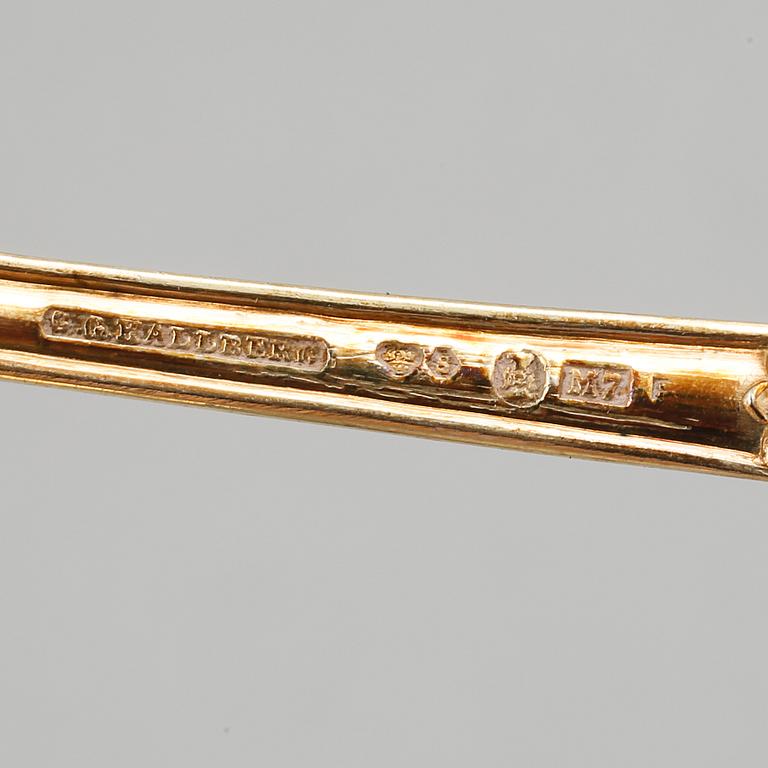 DESSERTBESTICK samt UPPLÄGGNINGSBESTICK, förgyllt silver, 40 delar, C.G Hallberg, tidigt 1900-tal. Total vikt 1327 g.