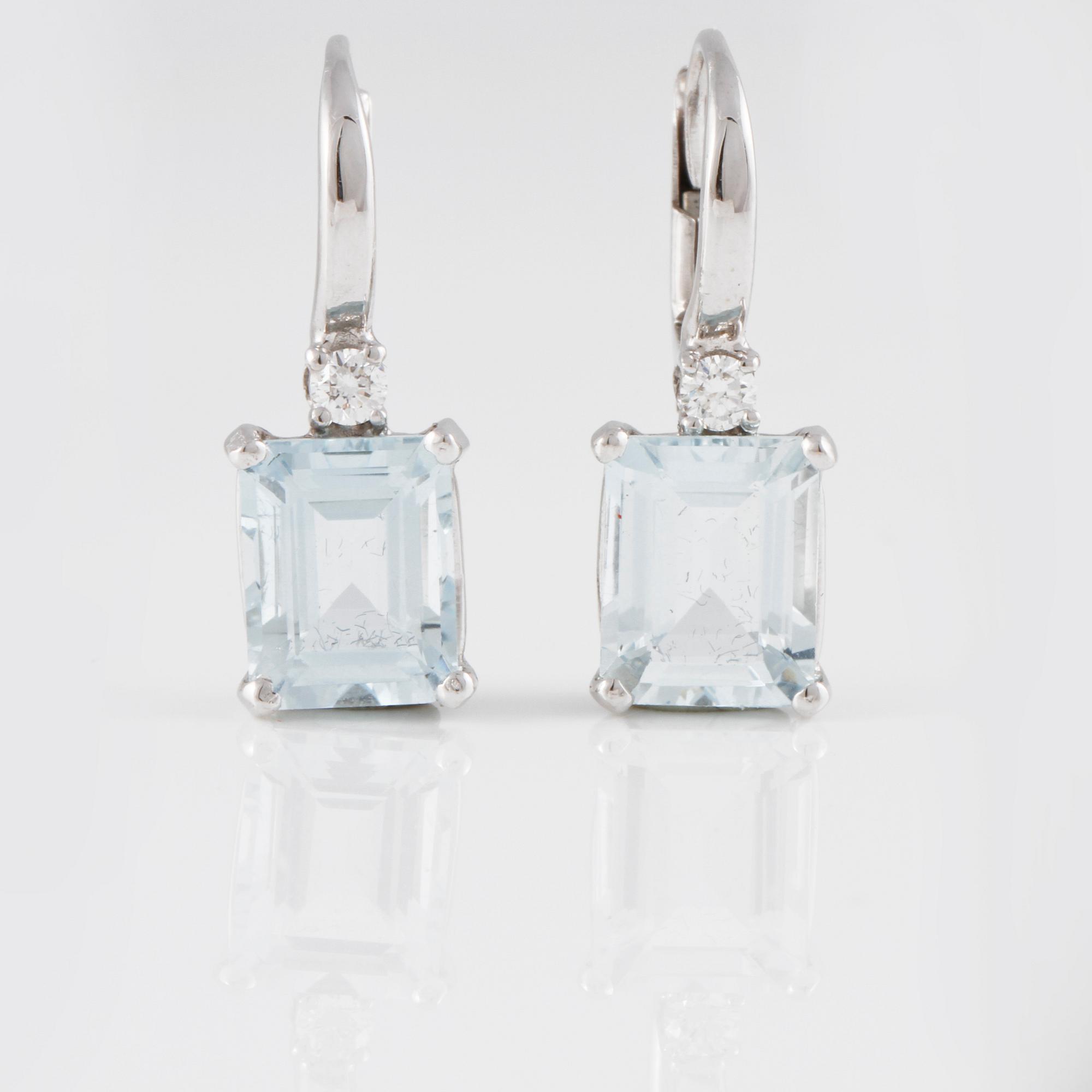 ÖRHÄNGEN, 18K vitguld med briljantslipade diamanter ca 0.05 ct samt fasettslipade akvamariner ca 4.20 ct. Vikt 4,6 gram.