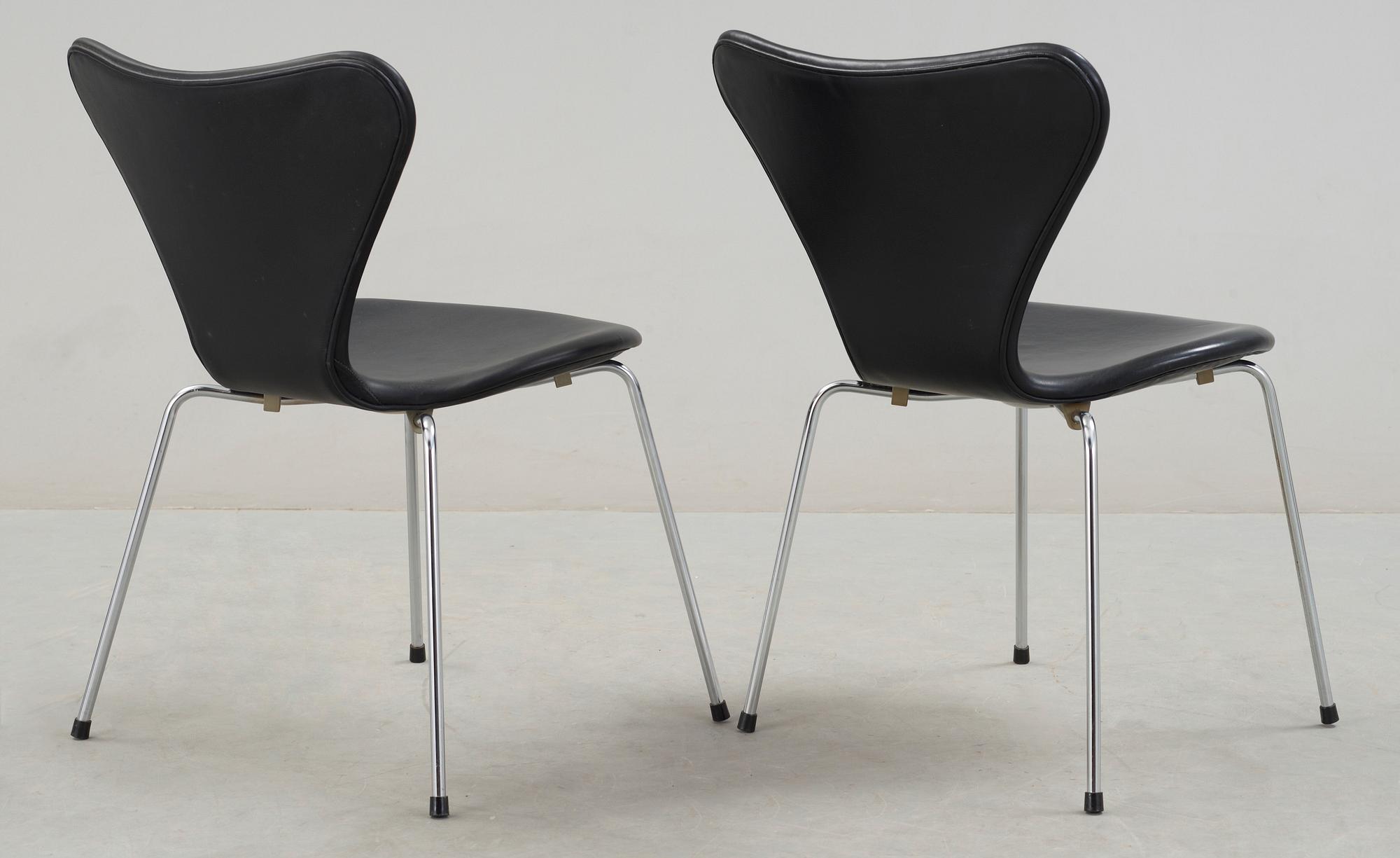 STOLAR, ett par, "Sjuan", Arne Jacobsen, Fritz Hansen, formgiven 1955.