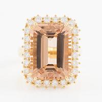 Ring in 18K gold set with a faceted morganite and round brilliant-cut diamonds.