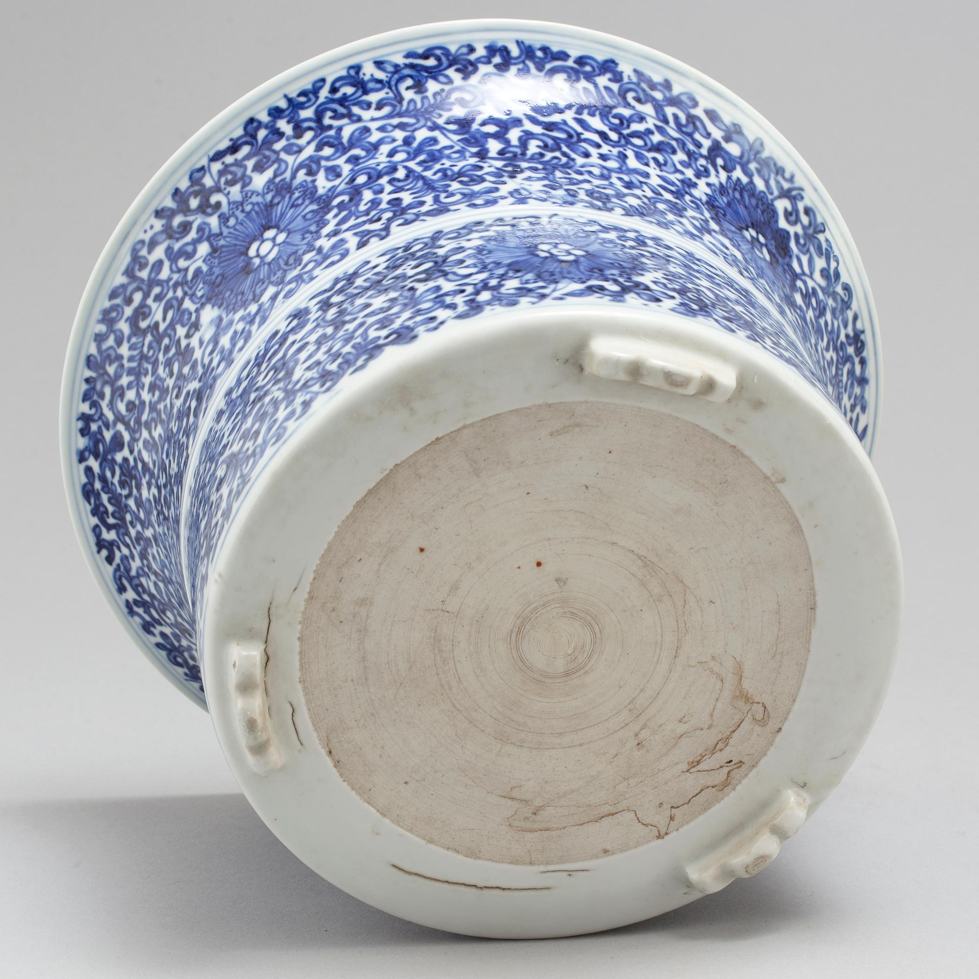 A blue and white pot with dish, Qing dynasty, 19th century,.