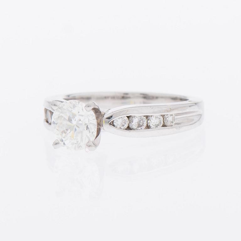 RING, briljantslipade diamanter, platina.