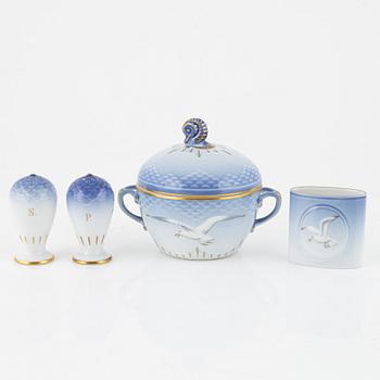 Matservis, ca 97 delar, porslin, "Blå Måsen", Bing & Grøndahl samt Royal Copenhagen, Danmark.