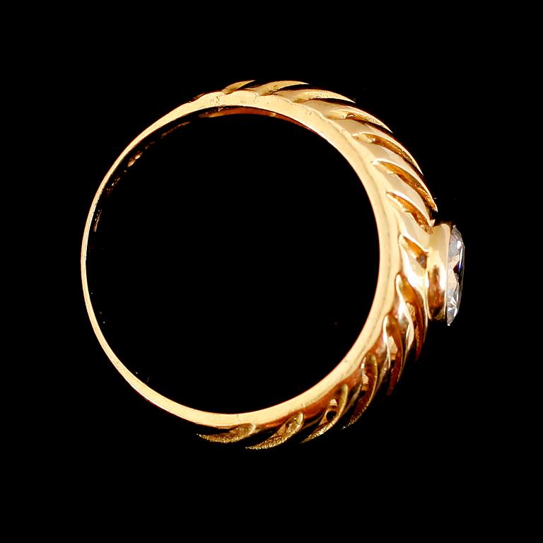 RING, 18 k guld, med vit sten. Vikt ca 4 gram.