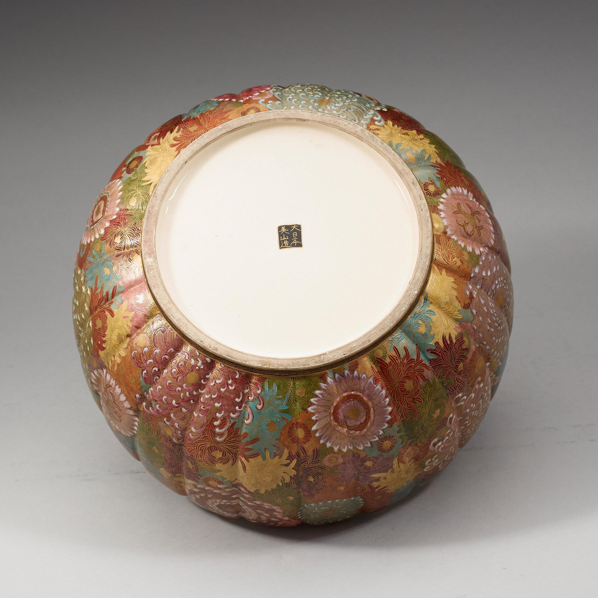 A large Japanese Satsuma bowl, Meiji period (1868-1912).