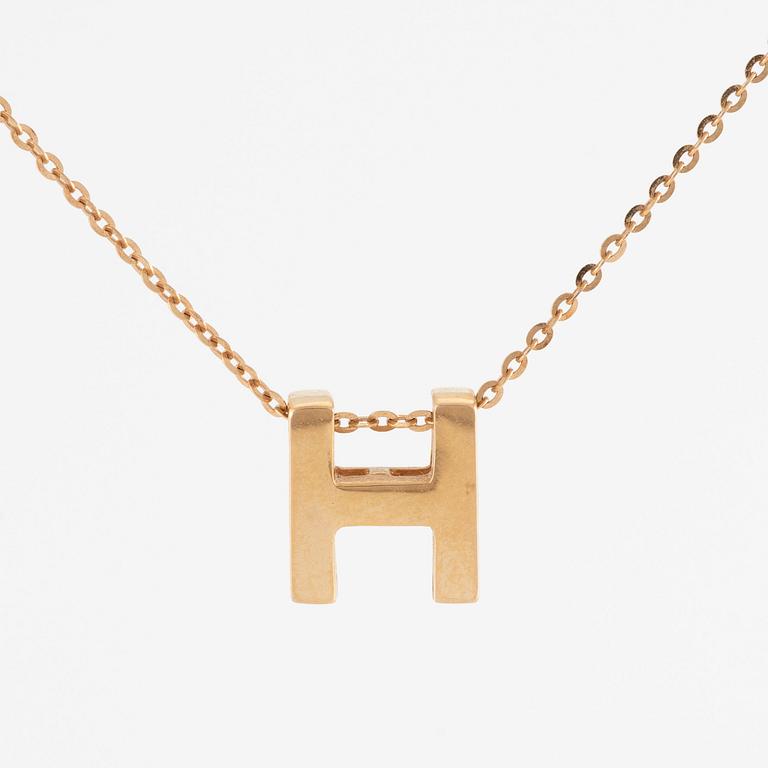 Collier, 18K guld med en berlock av bokstaven H.