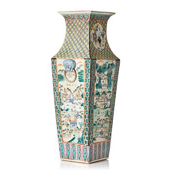 1029. A famille rose vase, Qing dynasty, circa 1900.