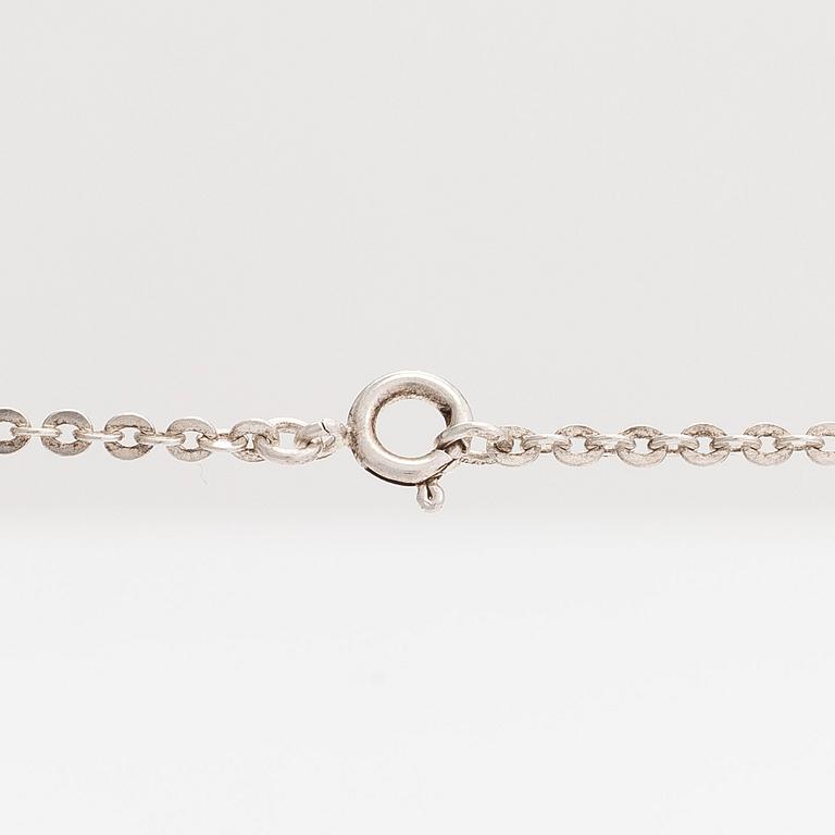 Nanny Still,  A sterling silver and titanium necklace. Kultakeskus, Hämeenlinna 1976.
