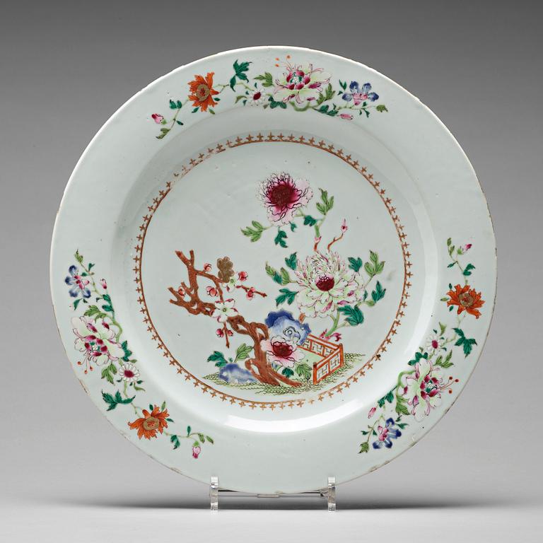 A famille rose serving dish, Qing dynasty, Qianlong (1736-95).