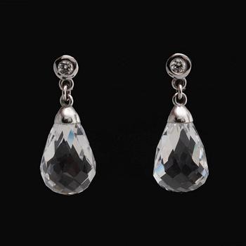 Earrings 18k whitegold, 2 briolette-cut rock-crystals and 2 brilliant-cut diamonds 0,20 ct TW VVS.