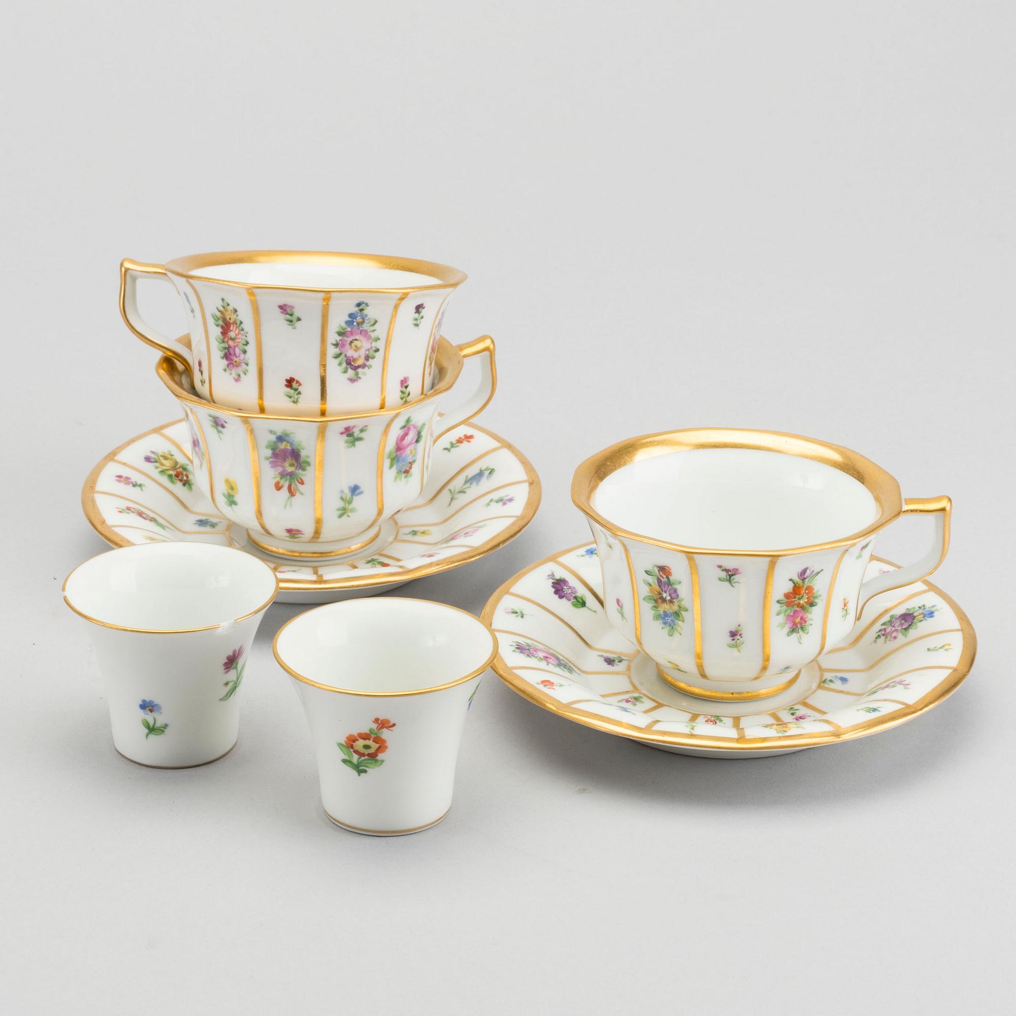 A 83 PIECES "HENRIETTE" DINNER SERVICE IN POCELAIN BY ROYAL COPENHAGEN, Denmark.