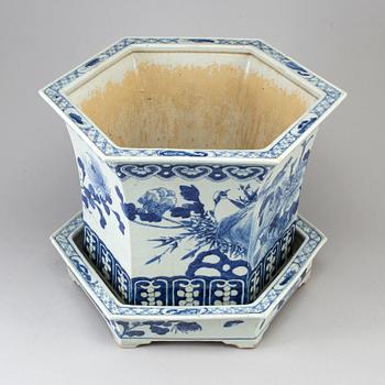 A blue and white flower pot with stand, Qing dynasty, Qianlong (1736-95).