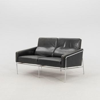 Arne Jacobsen, soffa ""Lufthavnssofa" "AJ 3302 2"  för Fritz Hansen 1970-tal.