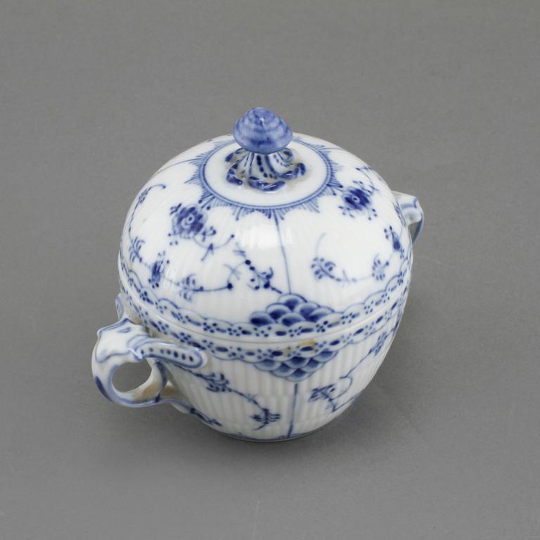 SERVISDELAR, 27 st, porslin, "Musselmalet", Royal Copenhagen, Danmark, 1900-talets andra hälft.
