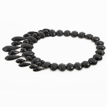 Collier silver med stora fasettslipade svarta stenar.