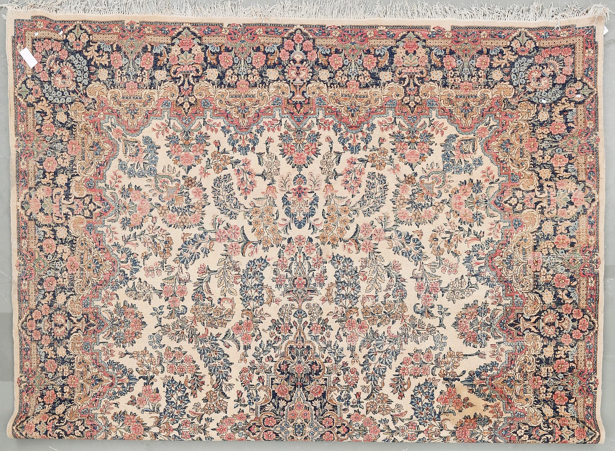 MATTA, old/semiantik Kirman. Ca 372x280 cm.