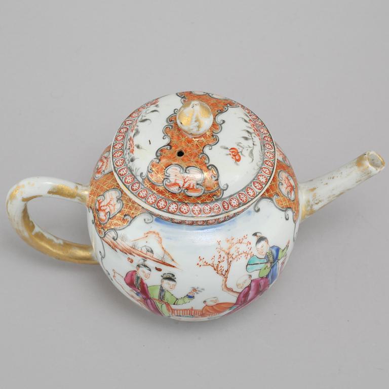 A 18th century chinese porcelian tea pot.