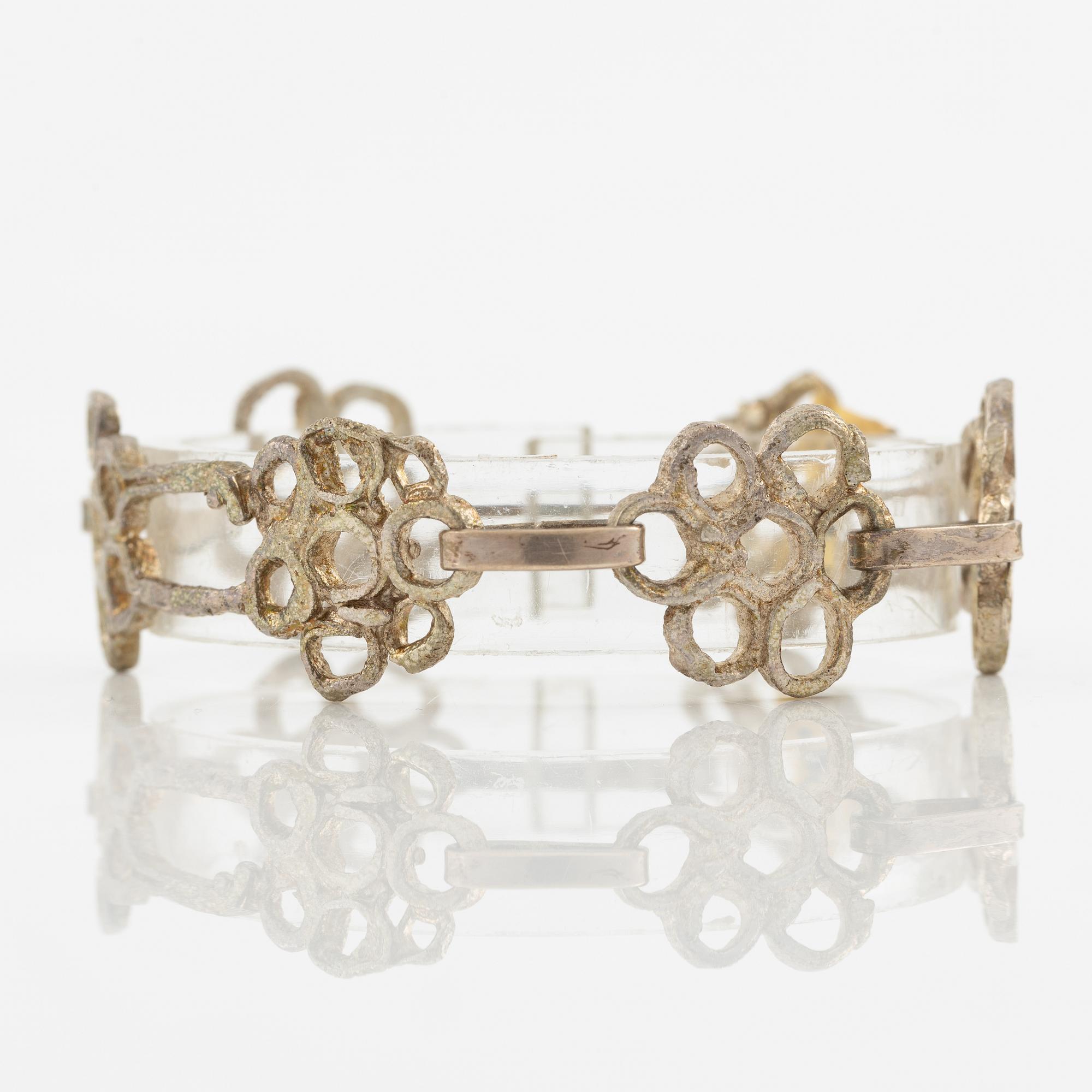 Lars Arby, ett armband och sex hängen samt en halsring, silver, med emalj.